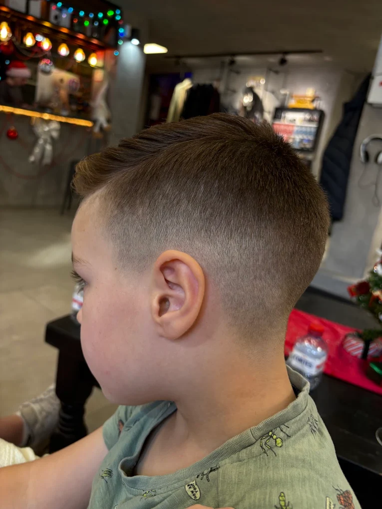 Corte infantil con degradado limpio