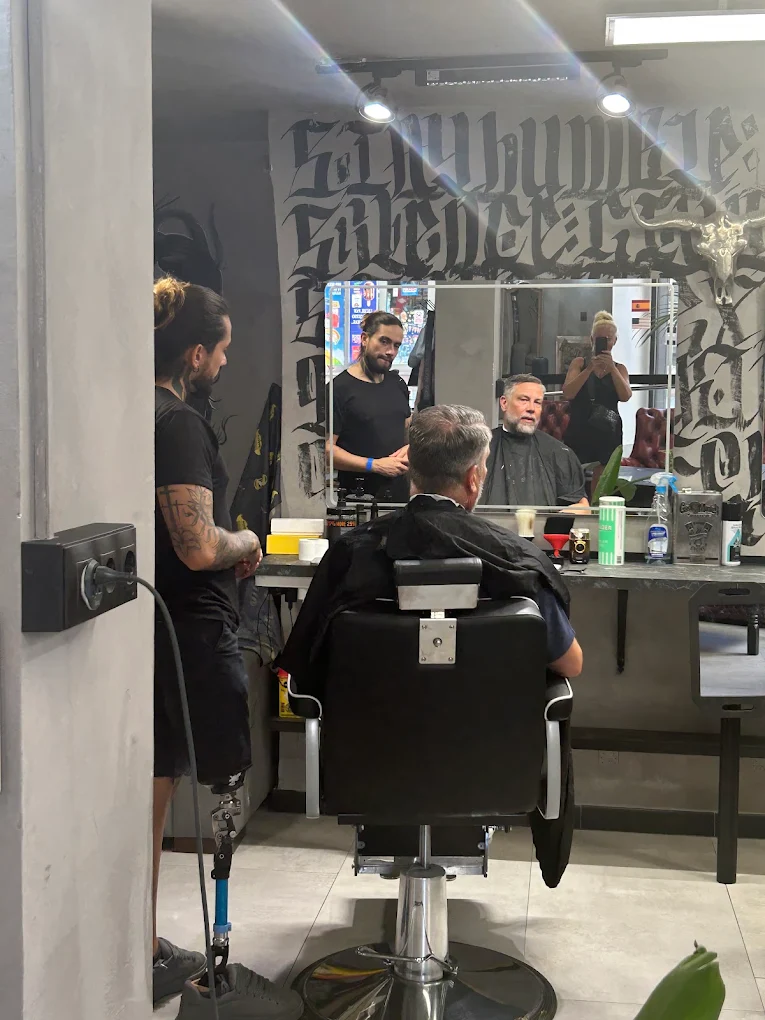 Barbero de Club 13 trabajando en el local de Alicante
